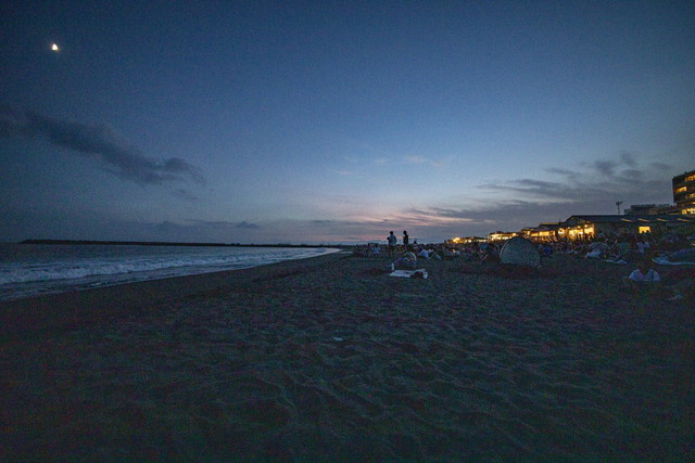 会場となったサザンビーチ　右上には上弦の月が輝いています。
