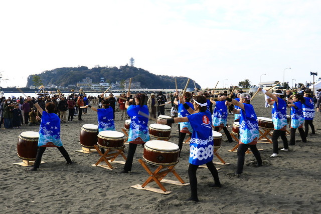 式典に先立ち、和太鼓が演奏されました。