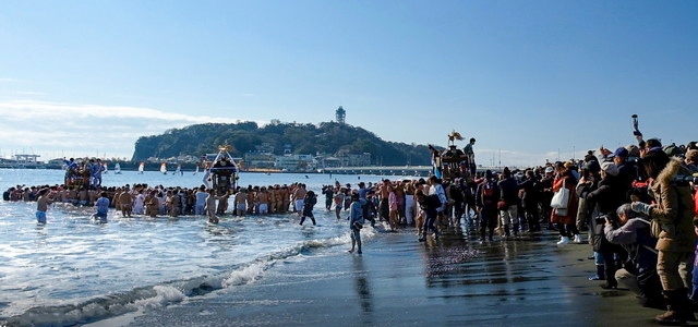 神輿が海に入りました。