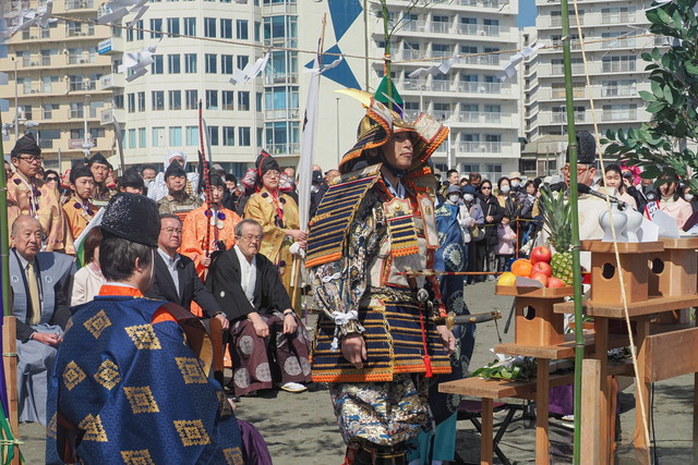 江島神社による神事　中央は源頼朝公役のつるの剛士さん